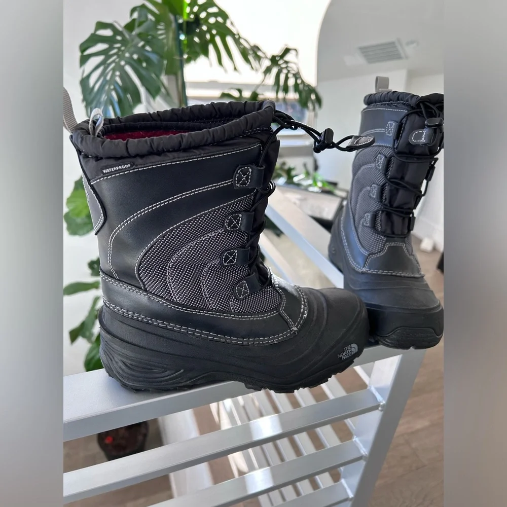 The North Face Alpenglow IV Youth Size 5 Winter Snow Boots